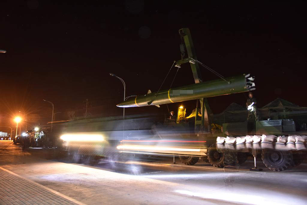 夜间训练（王杰摄）