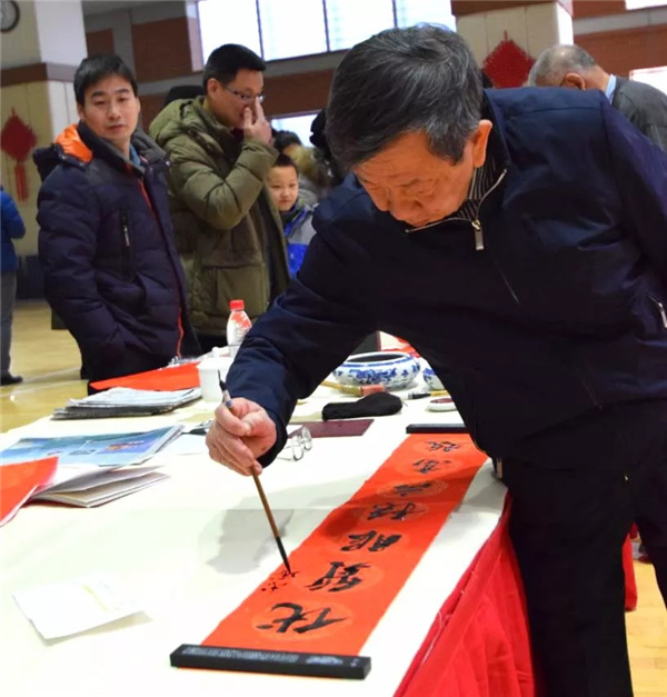 罗美富先生现场书写