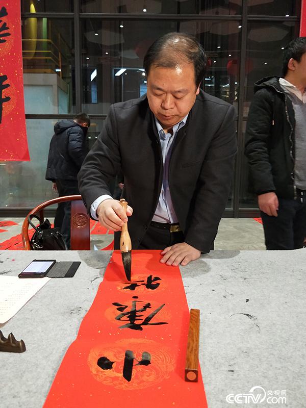 龙开胜现场书写