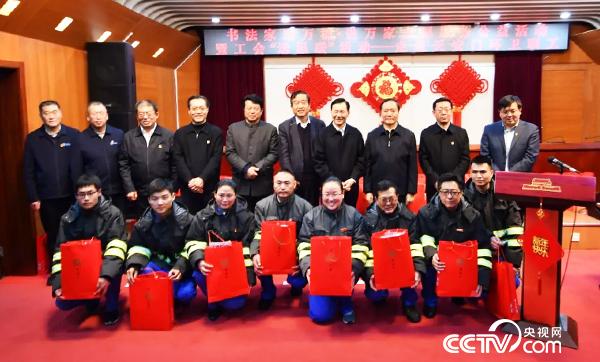 到场嘉宾向一线环卫工人发送&ldquo;福袋&rdquo;