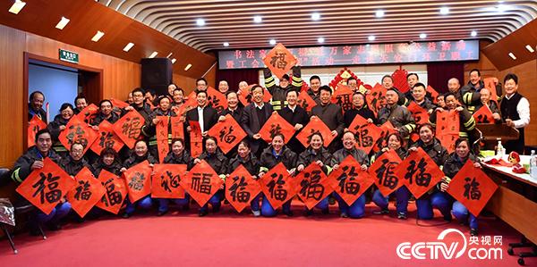 嘉宾和环卫工人在现场合影