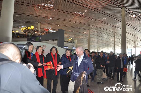 书法家们给乘客送上福袋