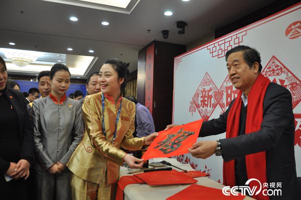 中国书写主席苏士澍为民航员工送福