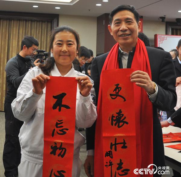 封开许给员工送春联