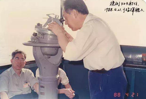 黄旭华（右）在观察某新型核潜艇（1988年4月21日摄）。　