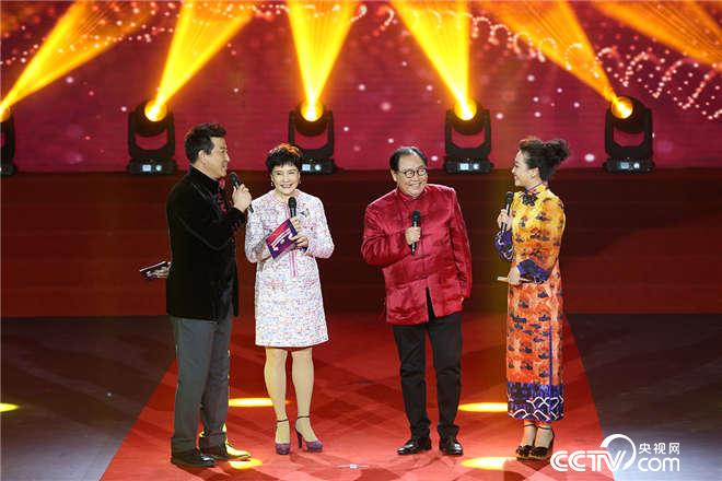 “史上最经典的猪八戒”马德华携手知名演员梁丹妮一同揭晓了年度“魅力新农村”奖。