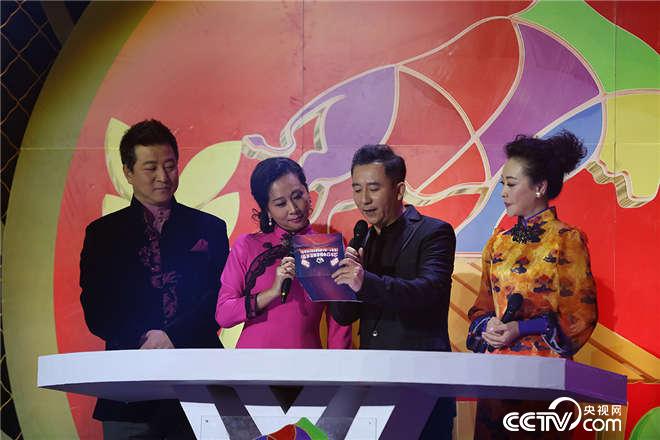 为大家揭晓年度“优秀农村题材曲艺小品”一等奖的是演员黑妹和赵毅