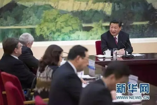 2013年3月19日，国家主席习近平在北京人民大会堂接受俄罗斯俄通－塔斯社、俄罗斯全国广播电视公司、南非卫星电视五台、印度报业托拉斯、巴西《经济价值报》和中国新华社记者联合采访。新华社记者 兰红光 摄