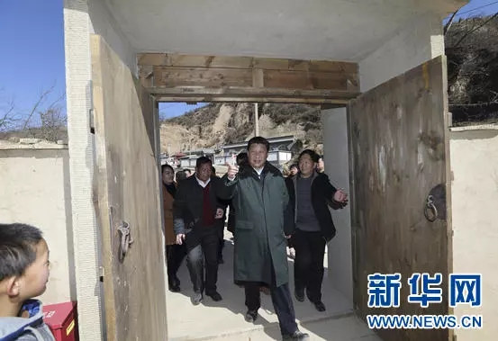 2015年春节前夕，习近平重回当年延安插队村庄，指着曾经住过的窑洞说道，“我那时爱看书，晚上点着煤油灯，一看就是半宿，第二天早起，吐出来的痰都是黑的。”