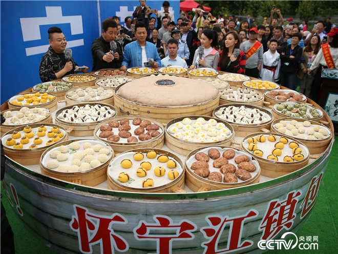 现场惊现直径三米的大蒸笼和各式各样的&ldquo;奇特包子&rdquo;