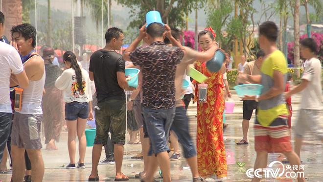 乡土:景谷采花泼水节 8月1日
