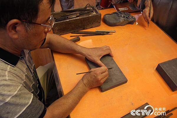 工艺美术大师现场展示传统雕刻工艺
