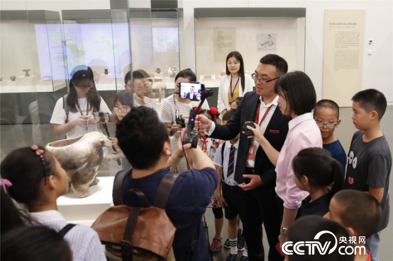 图片：中国国家博物馆专职讲解员朱宁正在讲解陶鹰鼎