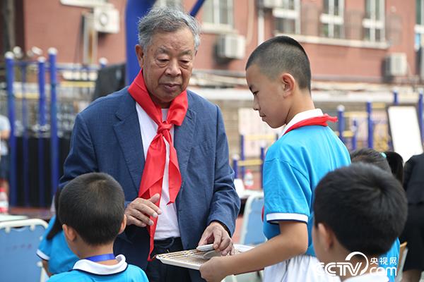 邵秉仁为一年级新生朱砂启智