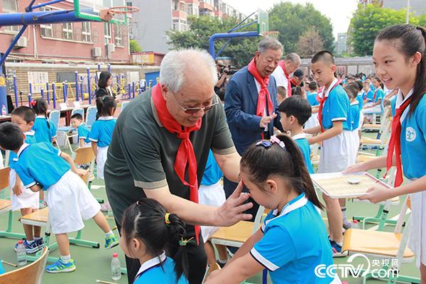张保庆为一年级新生朱砂启智