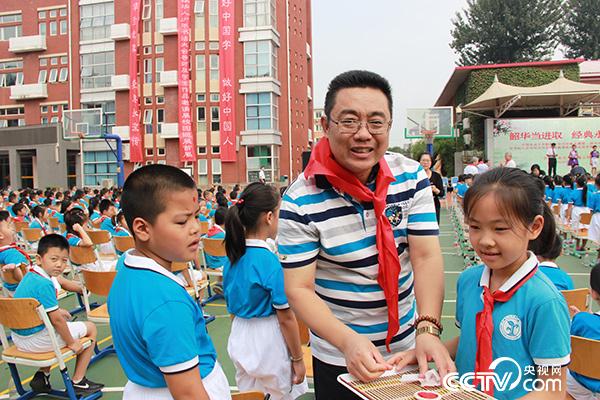 高国庆为一年级新生朱砂启智