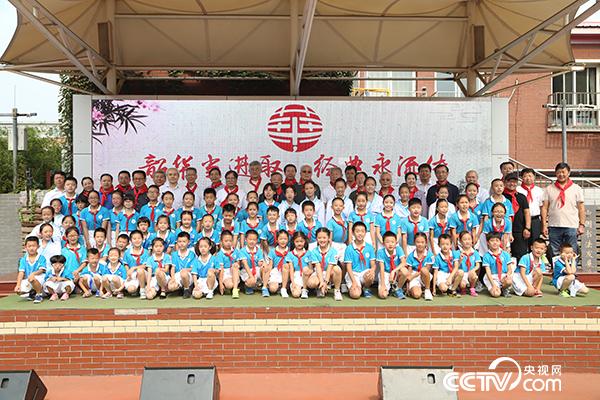 嘉宾与学生合影留念