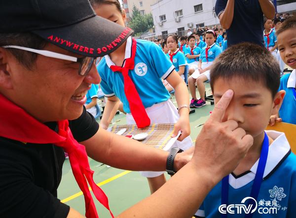 郭志鸿为一年级新生朱砂启智