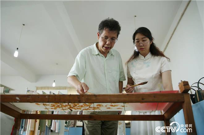 杭州萧山一对父女传承丝绸画缋的技艺，做成国礼