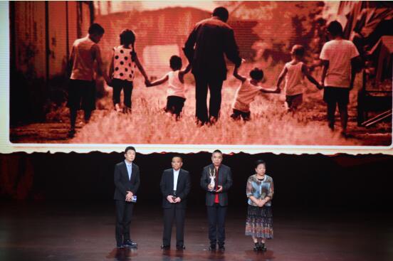 图：彭云松三个孩子在《福寿中国——2018重阳盛典》上接受访谈