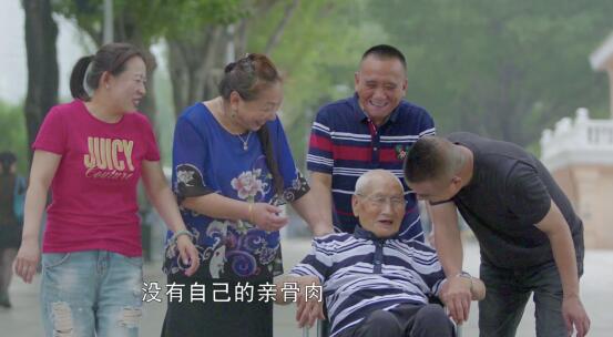 图：彭云松与儿女们在一起