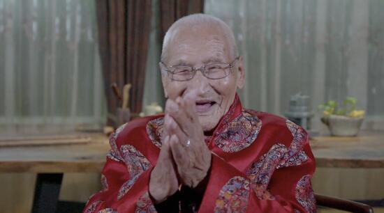 图：孩子们为彭云松过生日