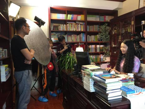 我们在作家曾维惠的书房拍摄