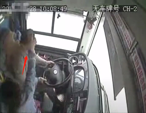 女乘客击打驾驶员（视频截图）