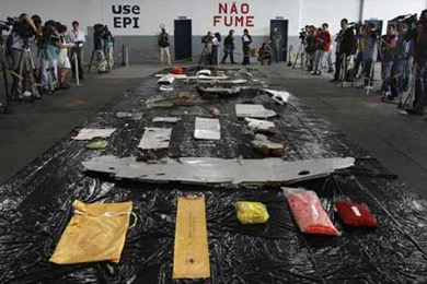 巴西军方展示打捞的法航客机残骸。 