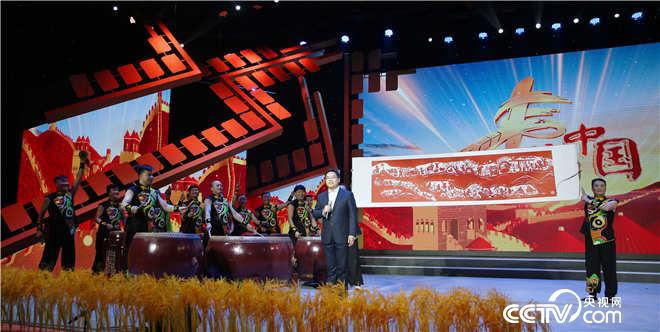 中共府谷县委书记杨成林伴随着极具府谷特色的歌舞《丝路欢歌》上场