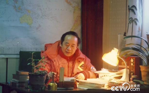 1990年冬董兆乾在南极中山站站长室办公