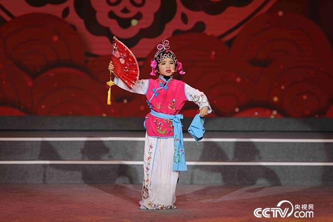 维吾尔族小朋友表演京剧《卖水》