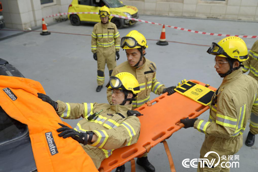 澳门消防局队员在进行救援训练（图片由澳门消防局提供）