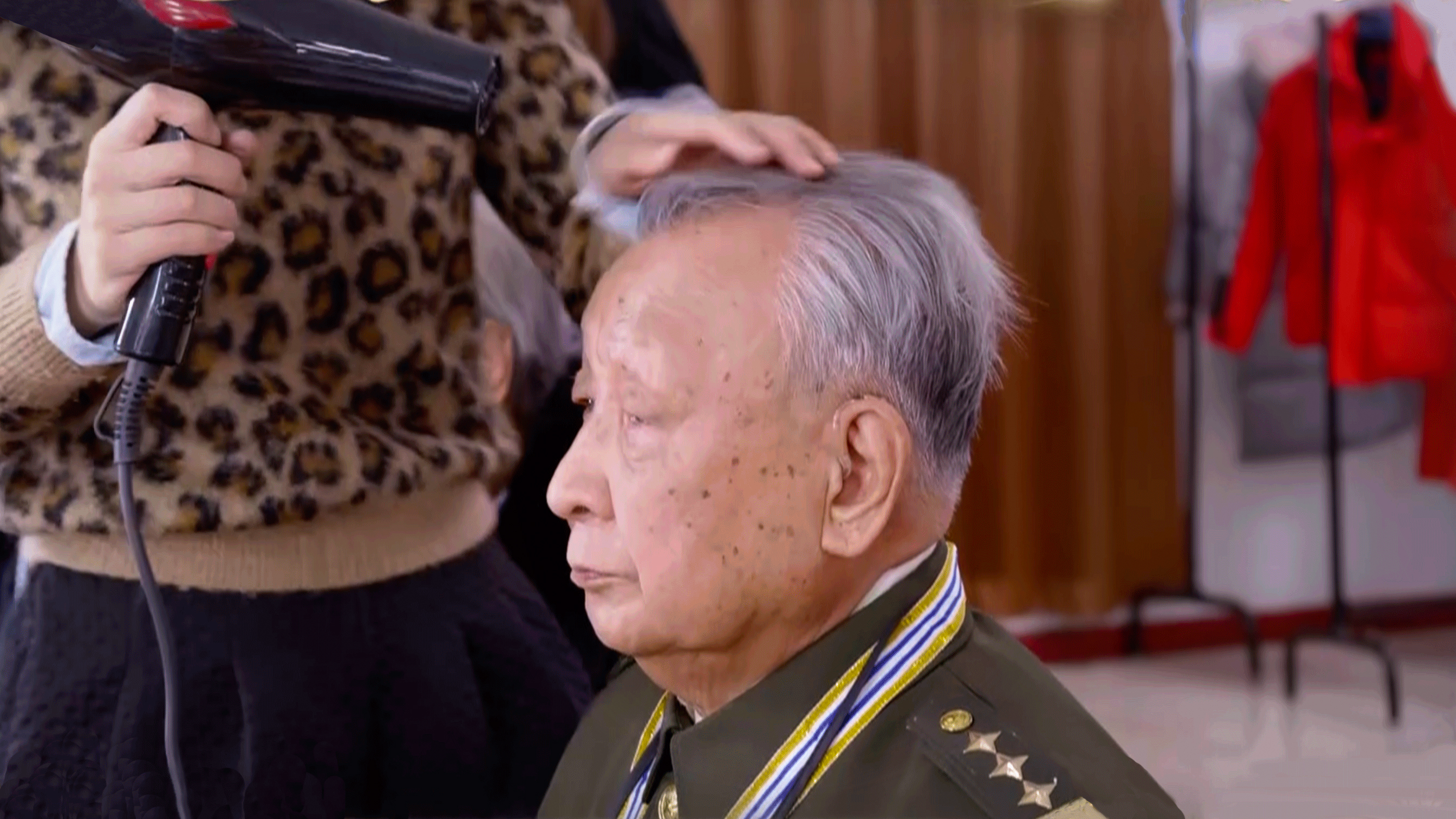 《乐龄唱响》·87岁的老刑警刘文正在为登台亮相做准备