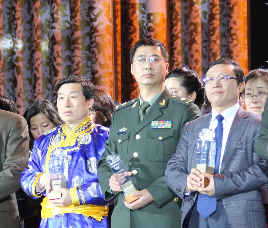 张大禾(中)在政府出版奖颁奖典礼上