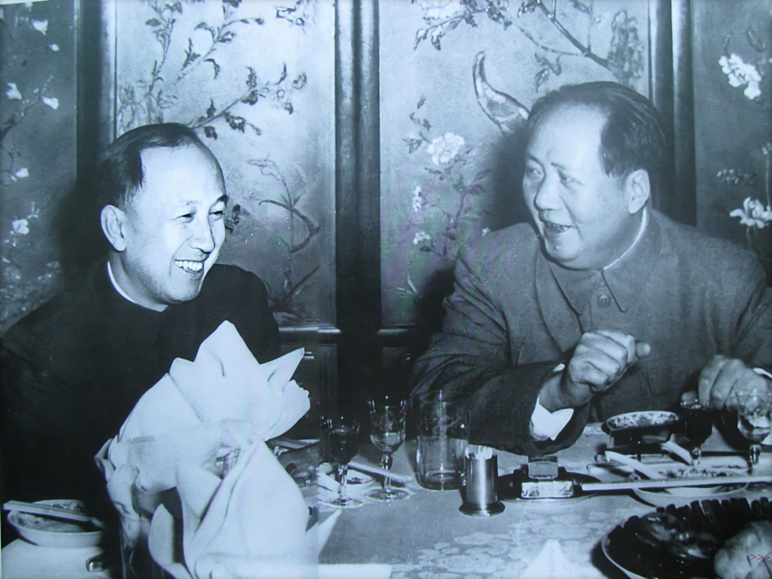1956年2月1日，毛主席在政协宴会和钱学森亲切交谈