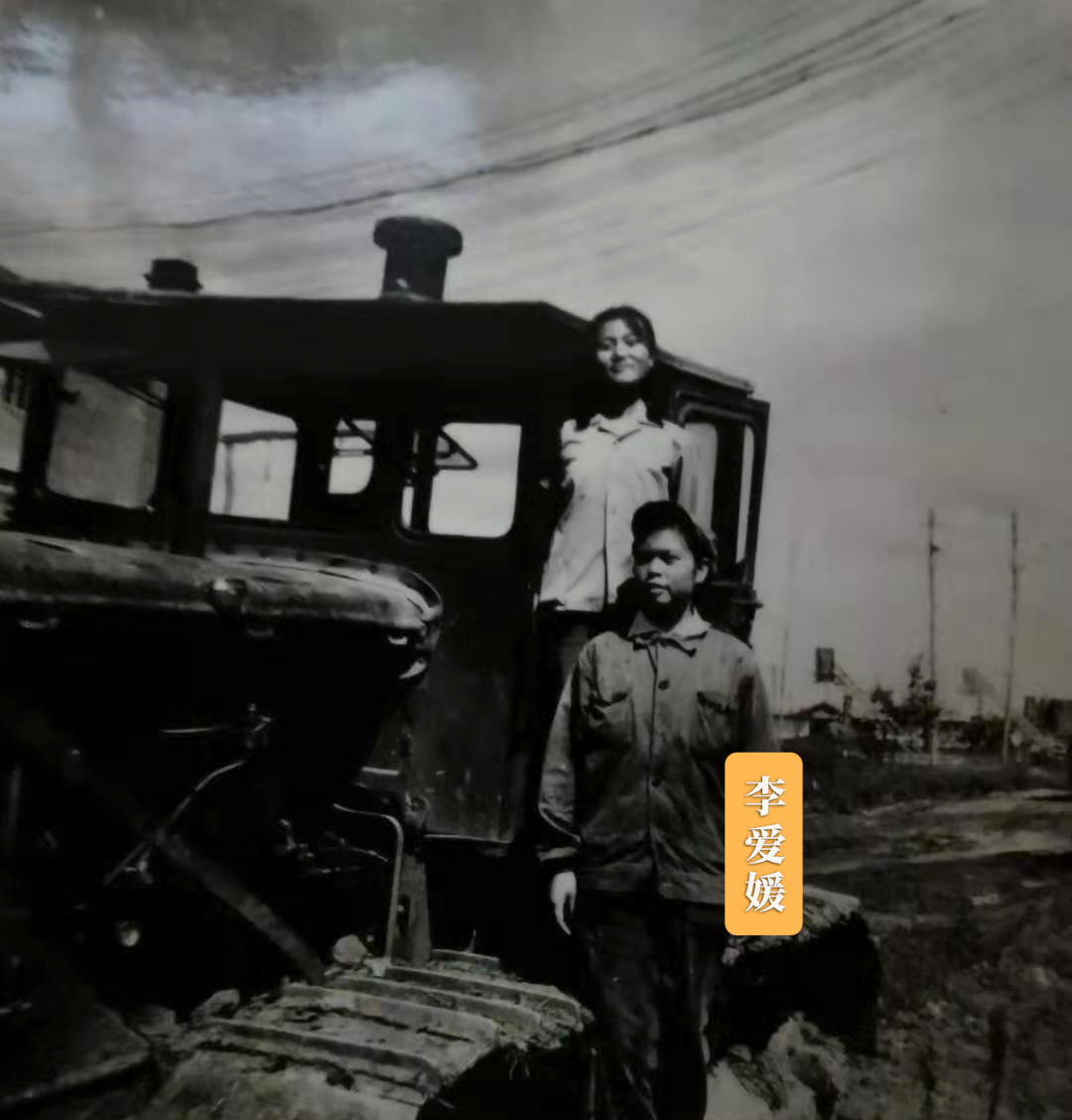 李爱媛曾经是一名光荣的女拖拉机手
