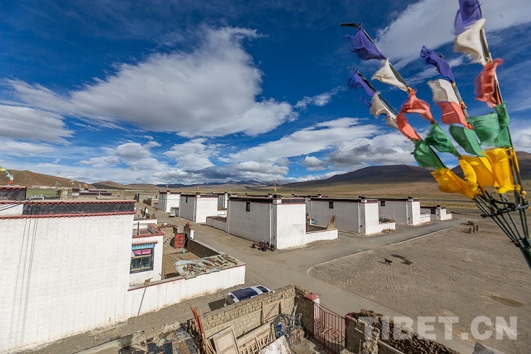 羊湖集团投资新建的房屋 摄影:赵耀