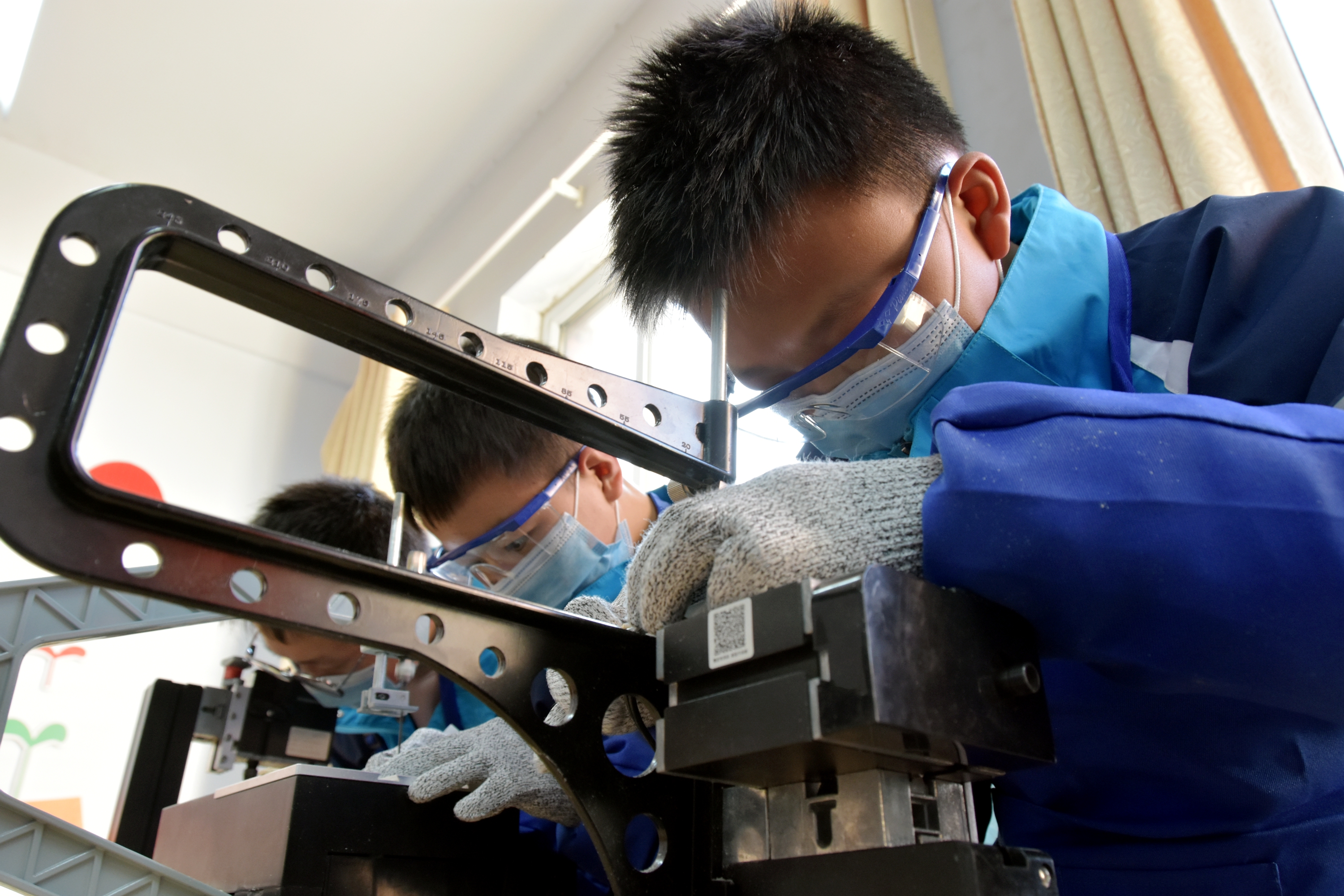 临泽县第二中学的木工坊内,学生正在制作工艺品。刘自新摄