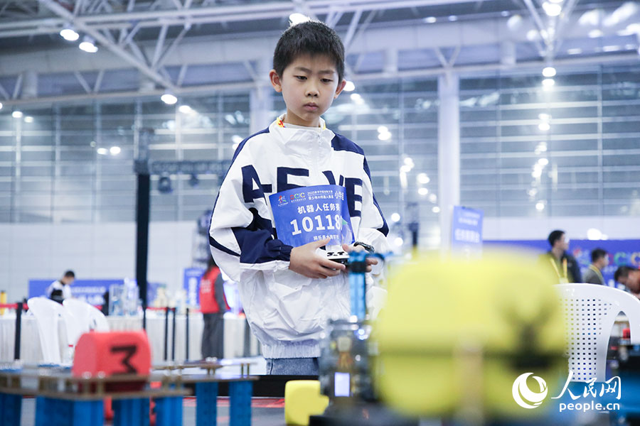 参加2025数字中国创新大赛青少年AI机器人赛道决赛的小选手。人民网记者 焦艳摄