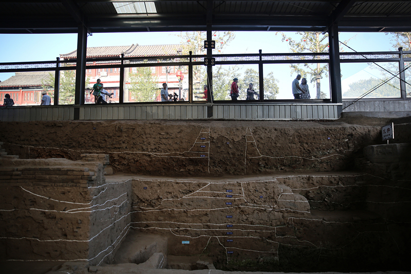 2019年9月7日,人们透过玻璃幕墙看开元寺南广场遗址考古现场。