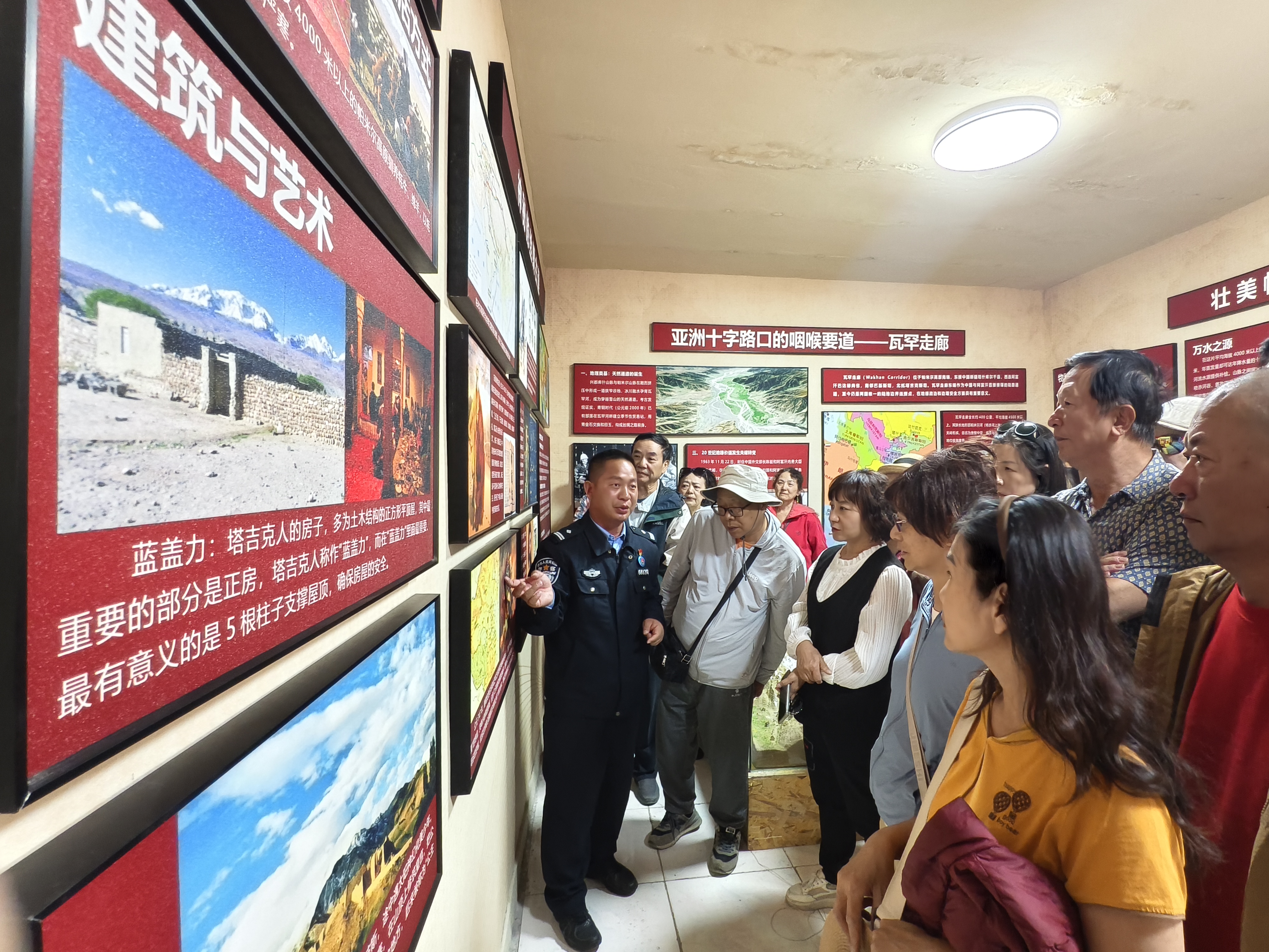 排依克派出所所长彭明有为参观红色教育基地的游客们讲解