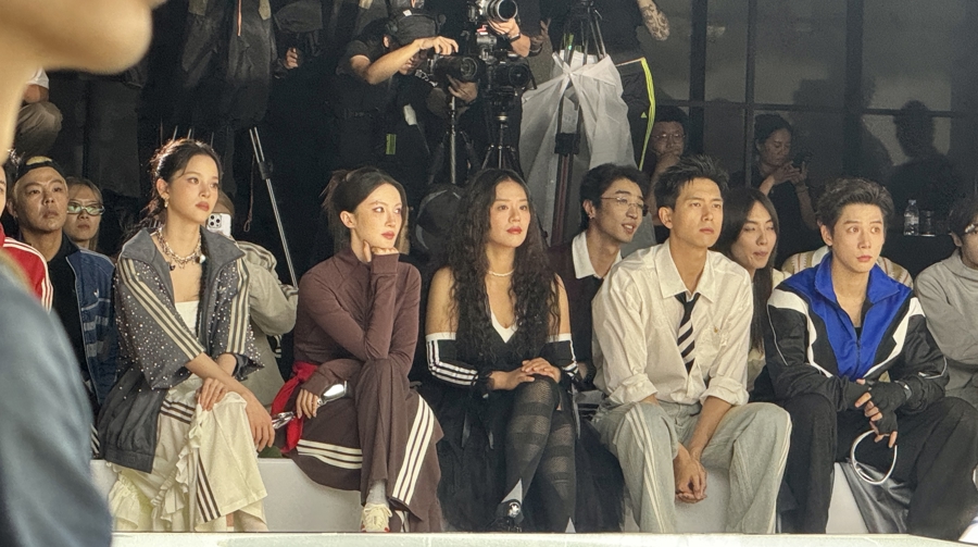 图为多位明星现场观秀。左起:欧阳娜娜、金晨、马思纯、李现、王安宇