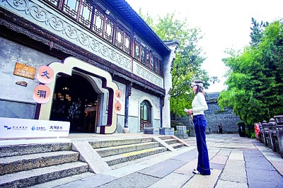 游客在体验文澜阁与《四库全书》“书阁一体”项目成果。浙江省文化广电和旅游厅供图