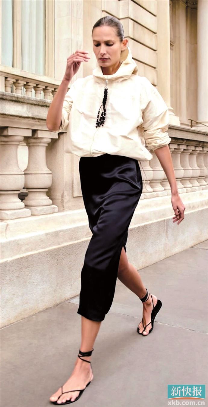 在运动服拉链上增加编织、金属等元素点缀,可从设计细节上提升时髦感。