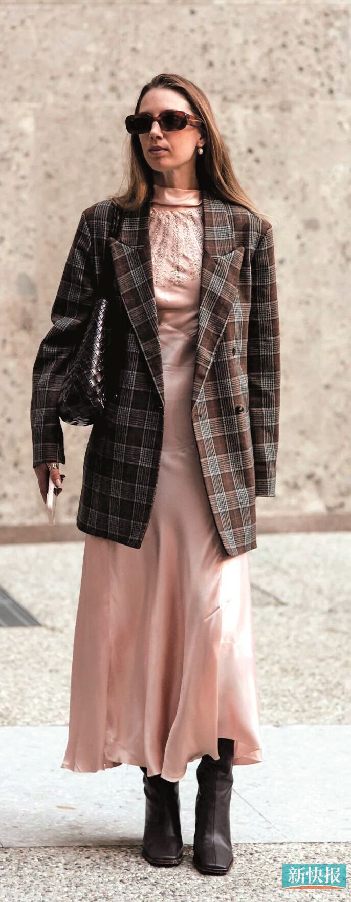 主次分明,全身只保留一个格纹单品,令整体造型简洁不杂乱