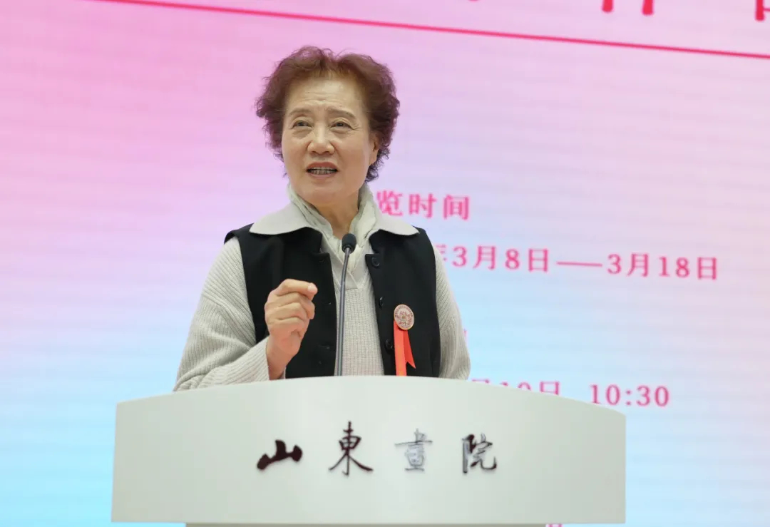 山东省女书画家协会主席、女艺术家艺术研究会副会长王小晖致辞