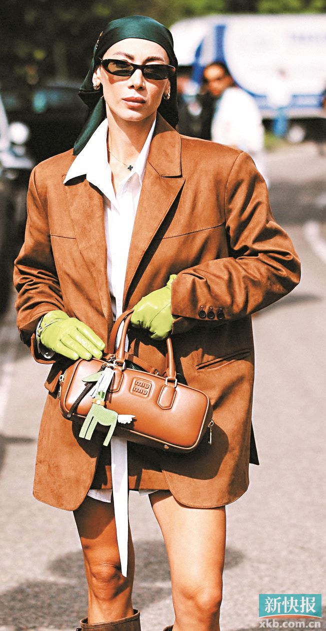 手套是近年拗造型的常用配饰之一,可尝试蕾丝手套,给造型增添通透的活力感。