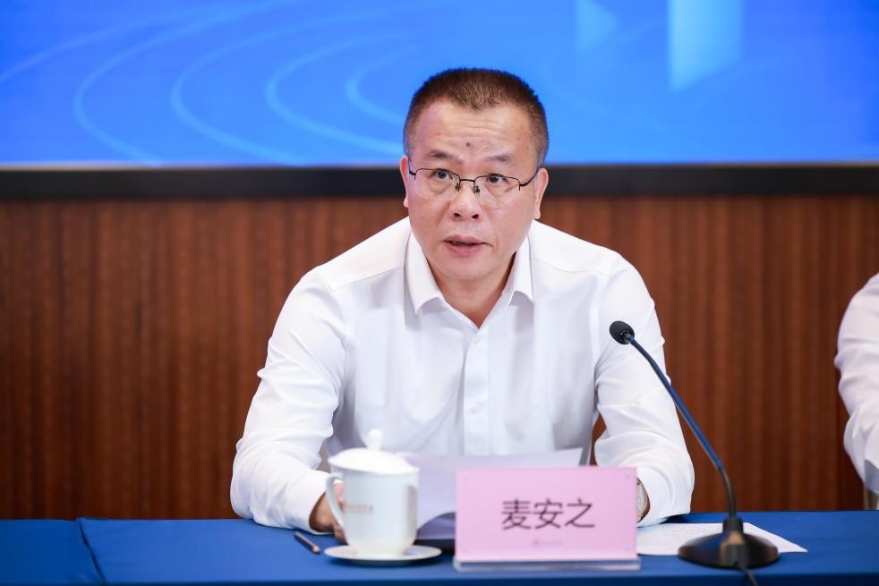 饶平县人大常委会主任、大会筹备工作负责人麦安之发言