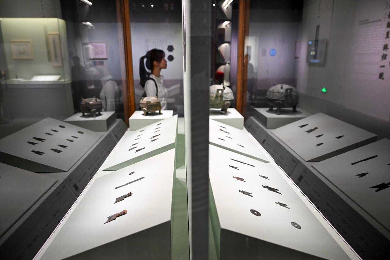 7月16日,观众参观展出的古代钱币。新华社记者 金良快 摄
